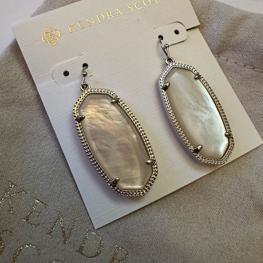 Kendra Scott Elle Silver Drop Earring‎ featuring an Ivory Mother-of-Pearl stone